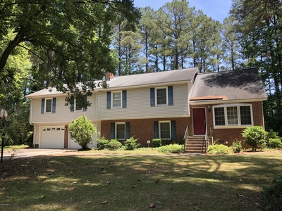 222 Woodstock Dr, Greenville, NC