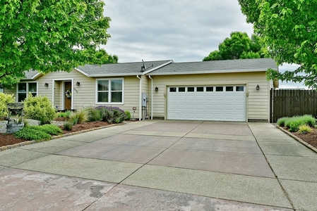 2699 Agate Mdws, White City, OR