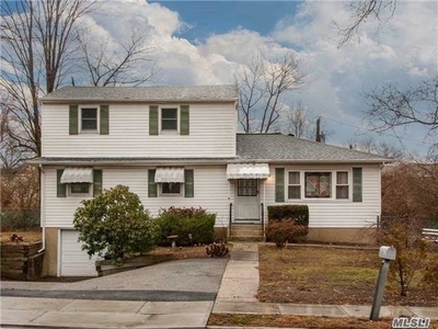 829 Townline Rd, Hauppauge, NY