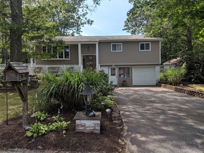 12 Greenwich Rd, Smithtown, NY