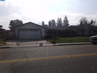 1633 W Prospect Ave, Visalia, CA