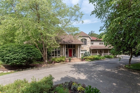 100 Twin Acre Ct, Chagrin Falls, OH