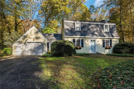 11 Carriage Ln, Essex, CT