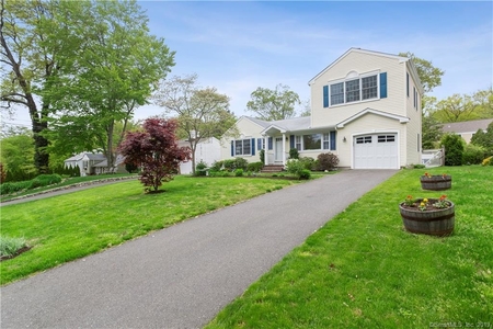 31 Macarthur Dr, Old Greenwich, CT