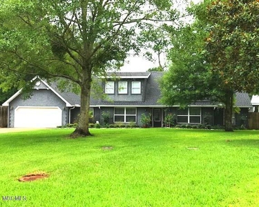 5 Bayou View Dr, Gulfport, MS