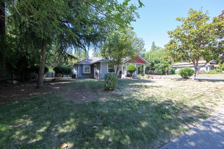 1050 Nw Hawthorne Ave, Grants Pass, OR