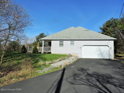669 Clearview Dr, Long Pond, PA