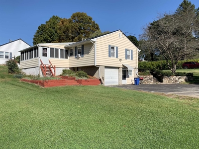 14 Knollview Dr, Pawling, NY