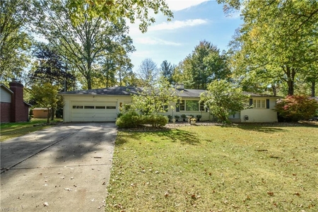 305 Sleepy Hollow Dr, Canfield, OH