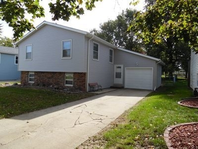 2303 Clearwater Ave, Bloomington, IL
