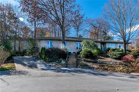 100 S Carriage Square Ct, Hendersonville, NC