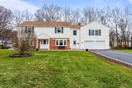 32 Crown Point Ct, Freehold, NJ
