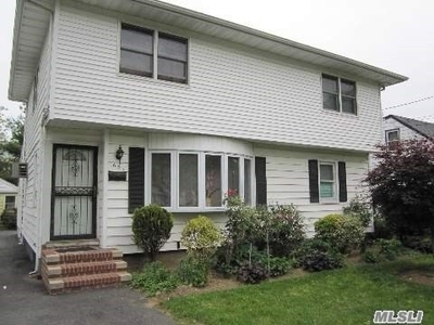 651 Winthrop Dr, Uniondale, NY