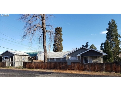 302 5th St, Maupin, OR