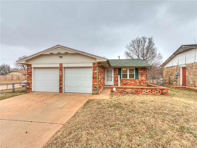 304 S Silver Dr, Mustang, OK