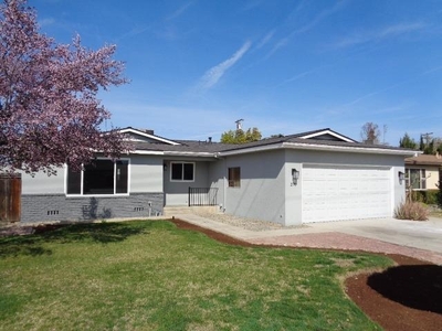 270 W Manning Ave, Reedley, CA
