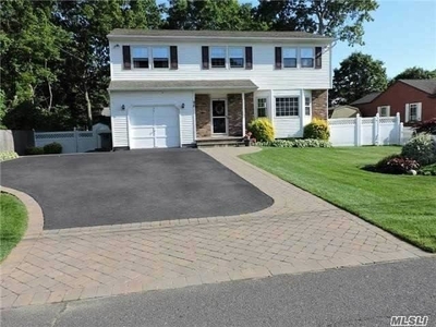 98 Arpage Dr, Shirley, NY