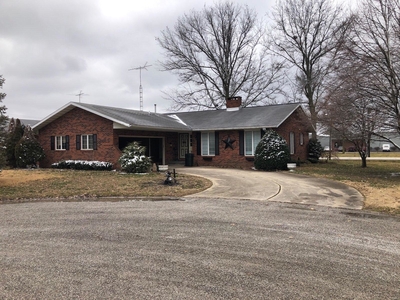 2 Sunset Ct, Carlyle, IL