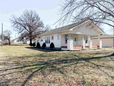 102 S 6th St, Colwich, KS