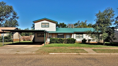 303 E Hayes Ave, Morton, TX