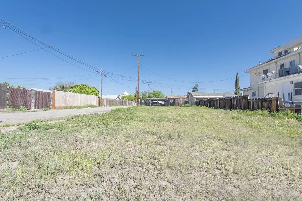 Photo of 220 West Inyo Avenue, Tulare, CA 93274