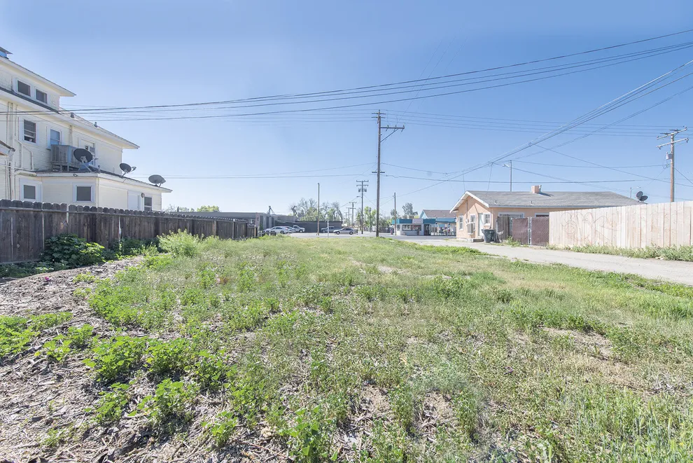 Photo of 220 West Inyo Avenue, Tulare, CA 93274