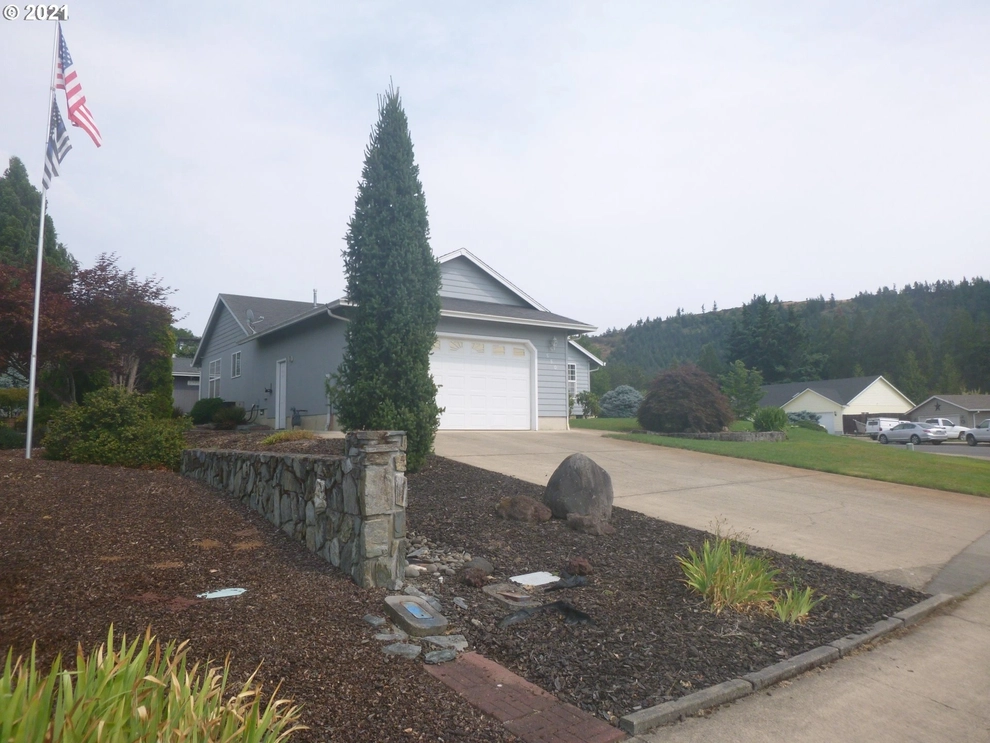 Photo of 550 Southeast Parkway Drive, Winston, OR 97496