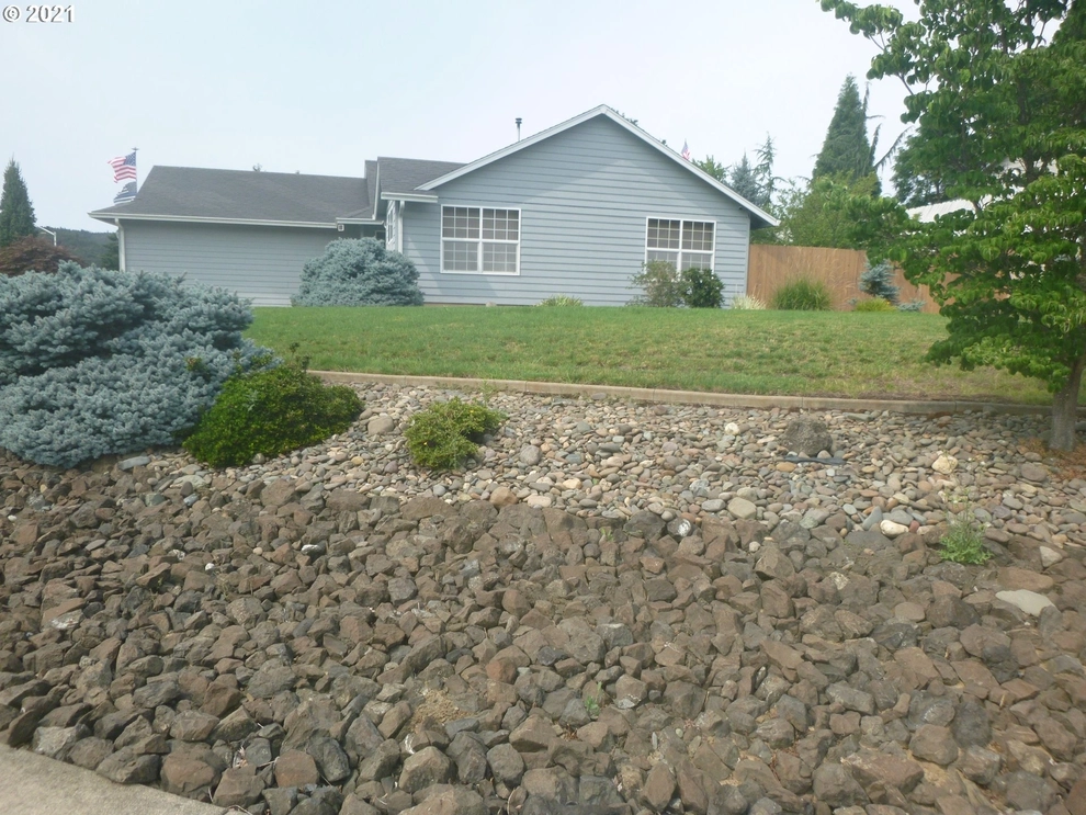 Photo of 550 Southeast Parkway Drive, Winston, OR 97496