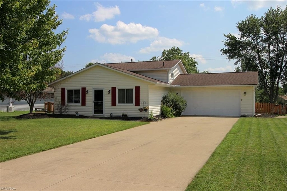 Unit for sale at 347 Deepwood Ln, Amherst, OH 44001
