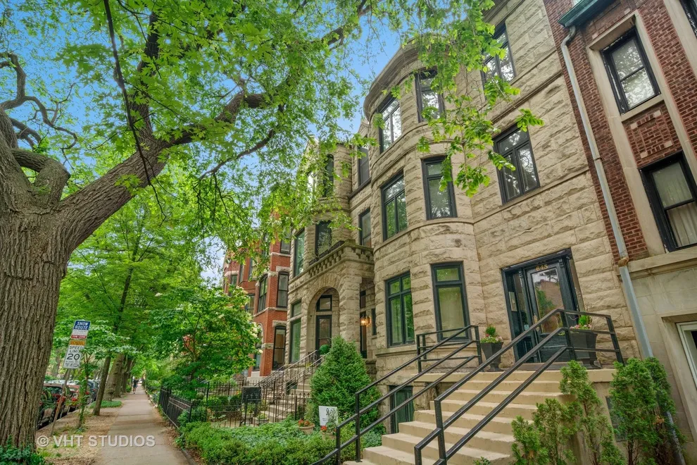 Photo of 643 West Fullerton Parkway, Chicago, IL 60614
