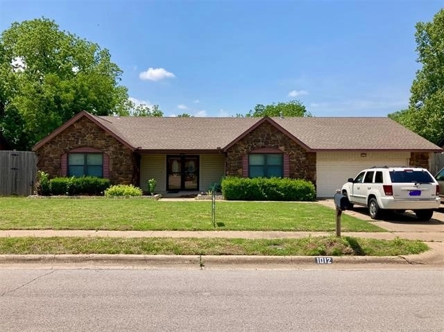 Photo of 1012 North Forest Place West, Jenks, OK 74037