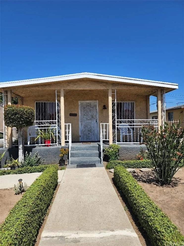 Unit for sale at 7208 9th Avenue, Los Angeles, CA 90043