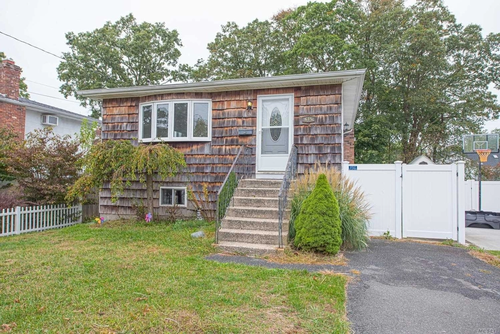 Unit for sale at 615 Oak Neck Road, West Islip, NY 11795
