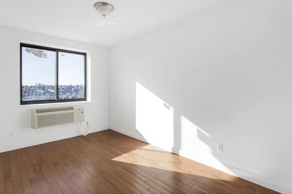 Photo of Unit 7E at 70-26 Queens Boulevard