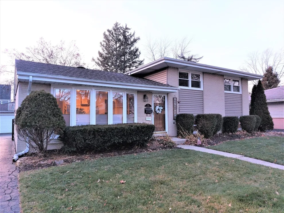 Unit for sale at 720 N Stratford Road, Arlington Heights, IL 60004