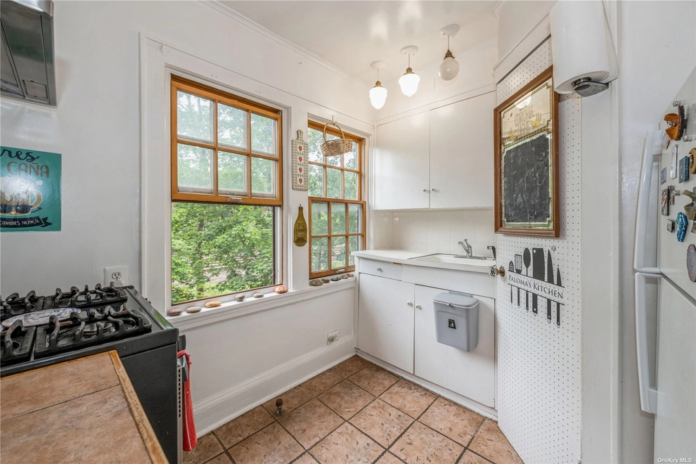 Photo of 190 Burns Street, Forest Hills, NY 11375