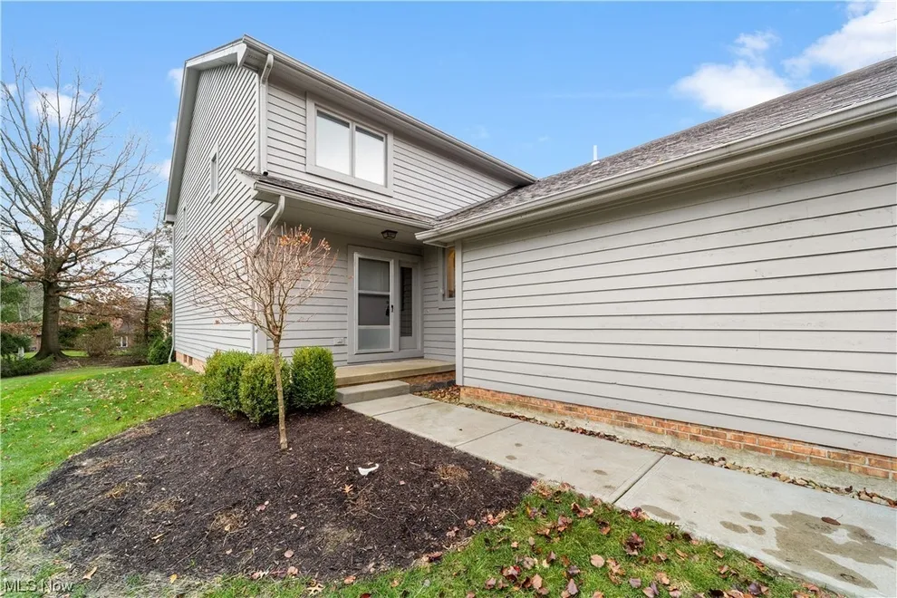Unit for sale at 8 Waterford Lane, Beachwood, OH 44122