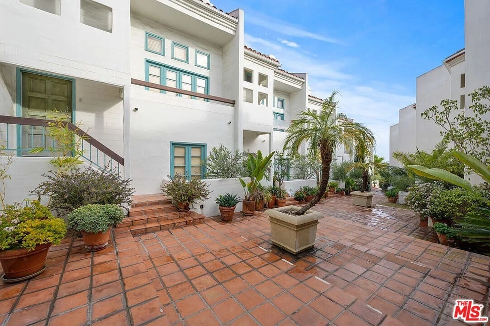 Photo of 8562 West Knoll Drive, West Hollywood, CA 90069