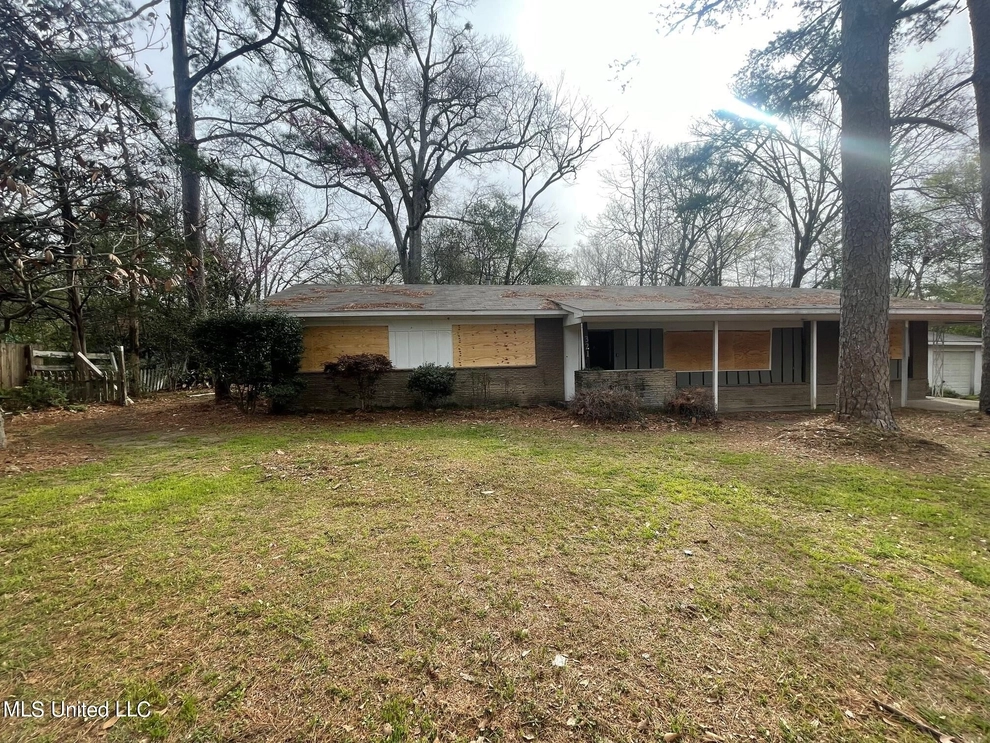 Unit for sale at 321 W Leavell Woods Drive, Jackson, MS 39212