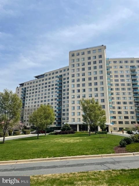 Photo of 10401 Grosvenor Place, Rockville, MD 20852
