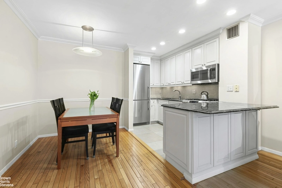 Photo of 211 West 71st Street, New York, NY 10023
